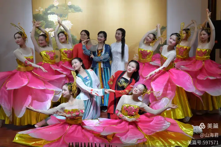 古漪少女荷花舞